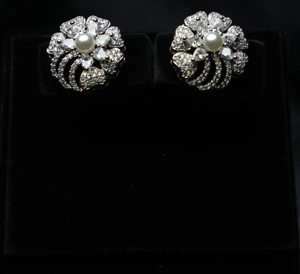 Dazzle_Bloom_Pearl_Studs