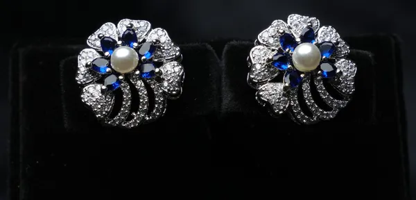 Dazzle_Bloom_Pearl_Studs