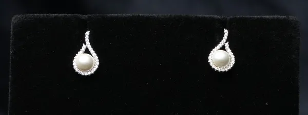Pearl_Teardrop_Sparkle_Studs