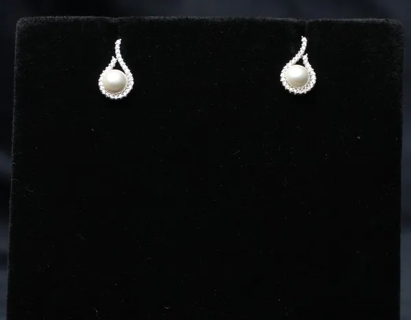 Pearl_Teardrop_Sparkle_Studs