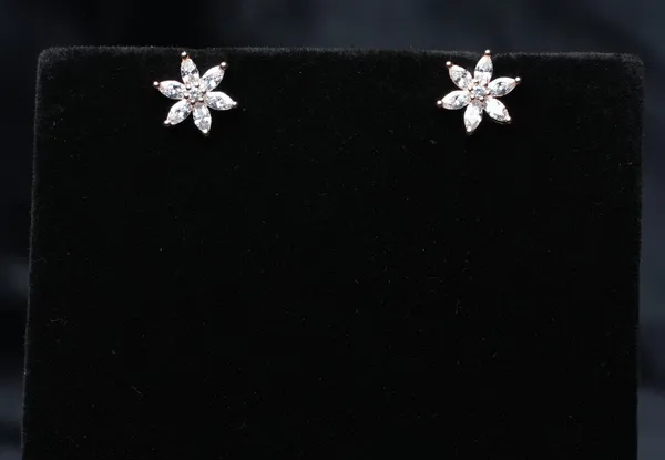 Petal_Shine_Crystal_Studs