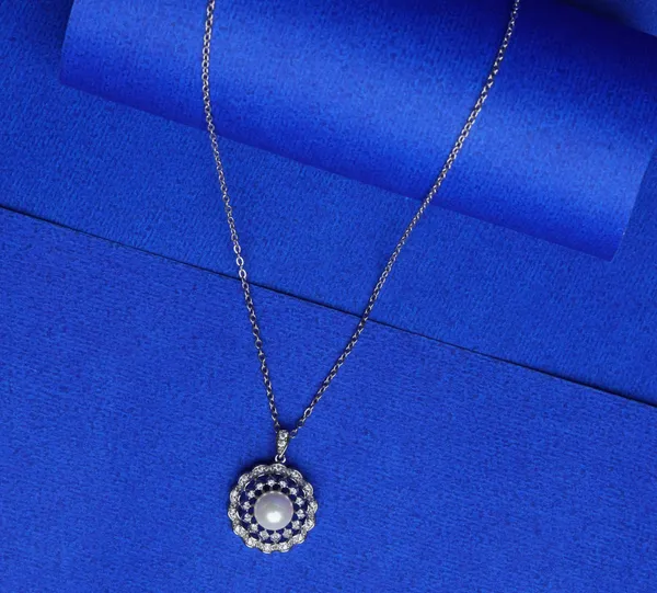 Royal_Pearl_Halo_Pendant