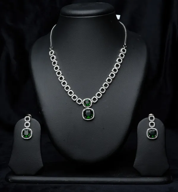 Timeless_Emerald_Necklace_Set