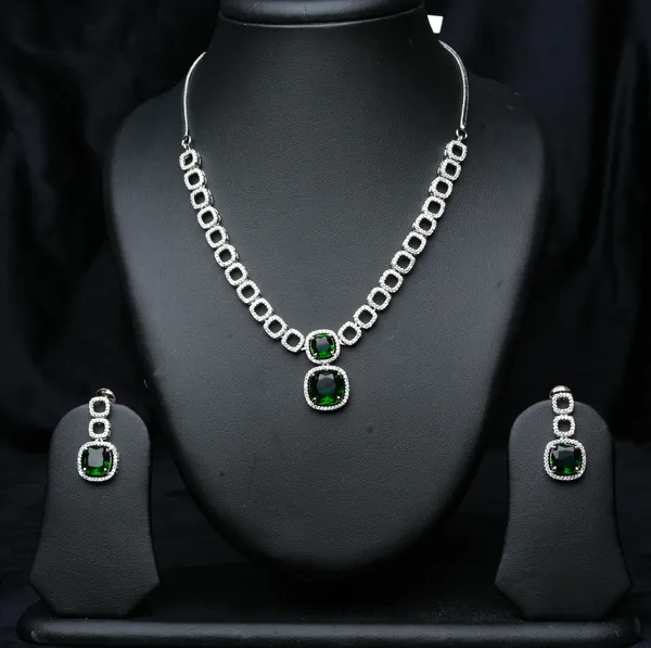Timeless_Emerald_Necklace_Set