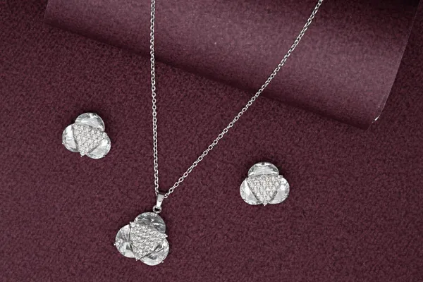 Crystal_Clover_Sparkle_Pendant_Set