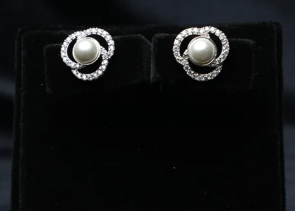 Classic_Pearl_Sparkle_Studs