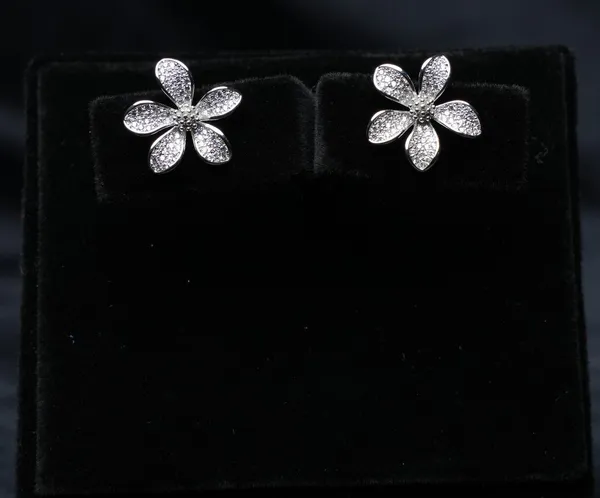 Sparkle_Petal_Studs