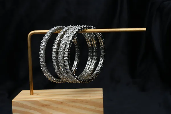 Shimmer_Aura_Bangle_Set