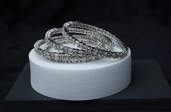 Shimmer_Aura_Bangle_Set