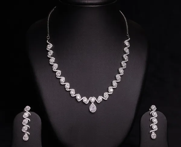 Aurora_Twirl_Necklace_Set