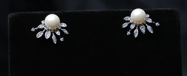 Pearl_Bloom_Stud_Earrings