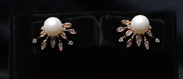 Pearl_Bloom_Stud_Earrings