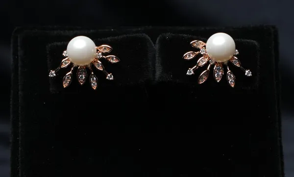 Pearl_Bloom_Stud_Earrings