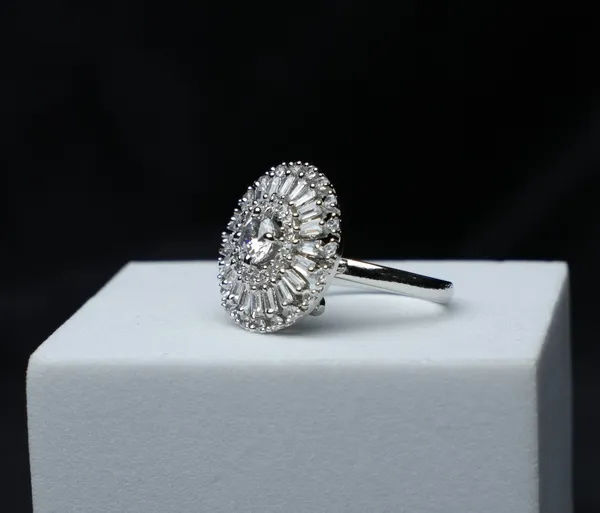 Sunburst_Elegance_Ring