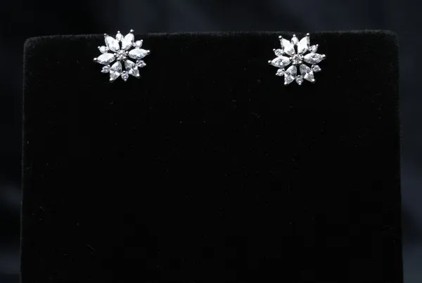 Sparkling_Snowflake_Studs