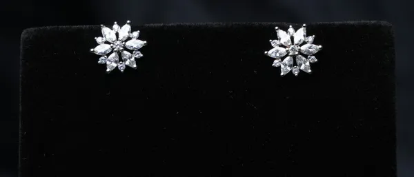 Sparkling_Snowflake_Studs