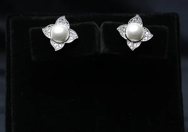 Floral_Pearl_Sparkle_Studs