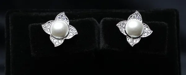 Floral_Pearl_Sparkle_Studs