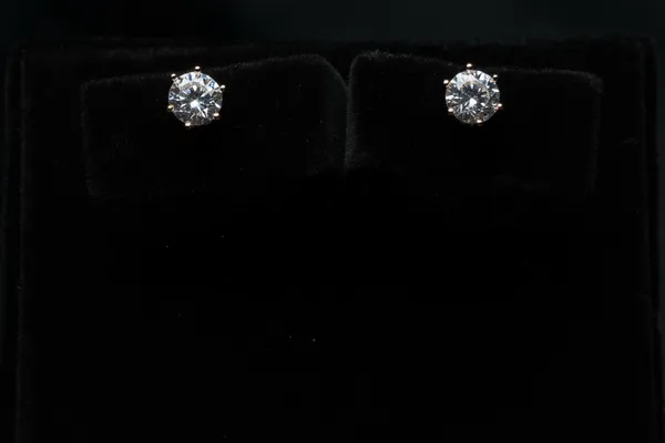 Round_Brilliant_Solitaire_Studs