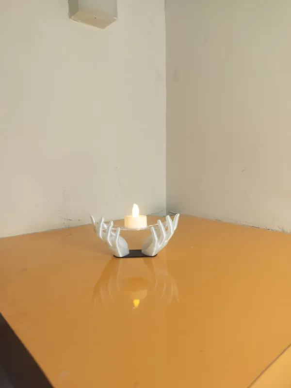 Suspended_LED_T_Light_in_Hand
