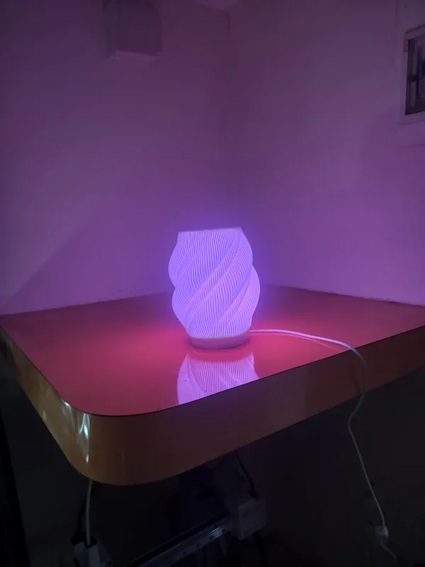 Minamilistic_Spiral_Lamp_White_with_E10_LED_Kit