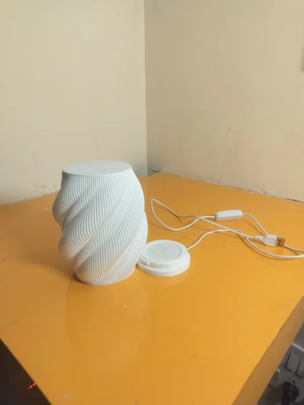 Minamilistic_Spiral_Lamp_White_with_E10_LED_Kit