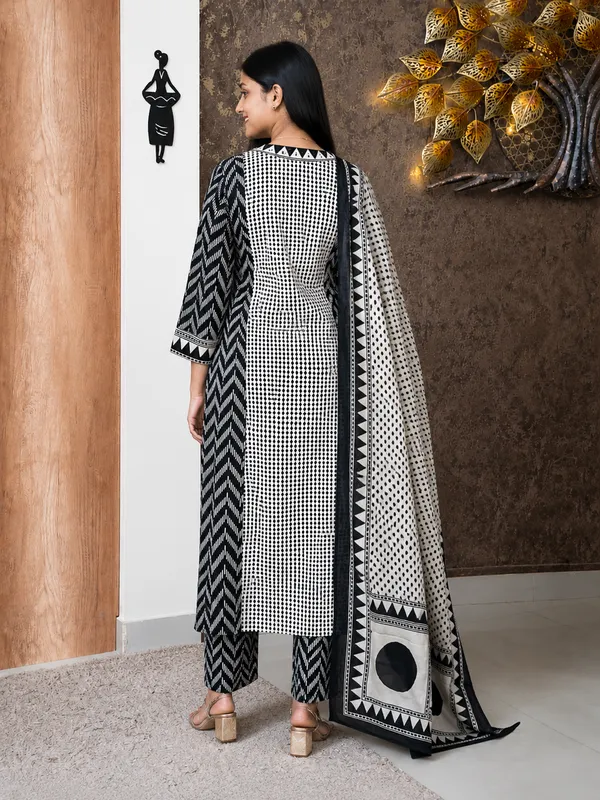 Black_White_Cotton_Straight_Geometric_Print_Kurta_Set_For_Women