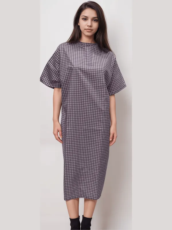 patient-gown-nadi-lavender-checks