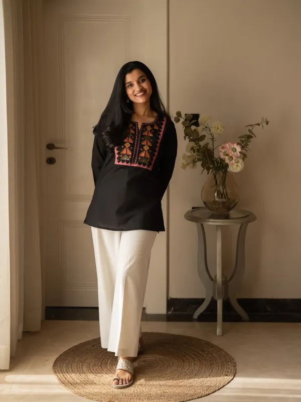 Black_Embroidered_Kurta_for_Women