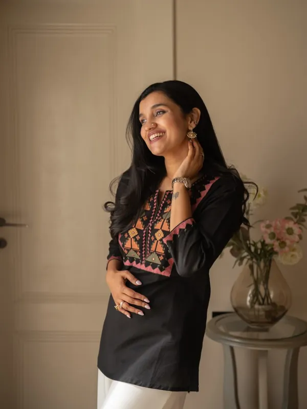 Black_Embroidered_Kurta_for_Women