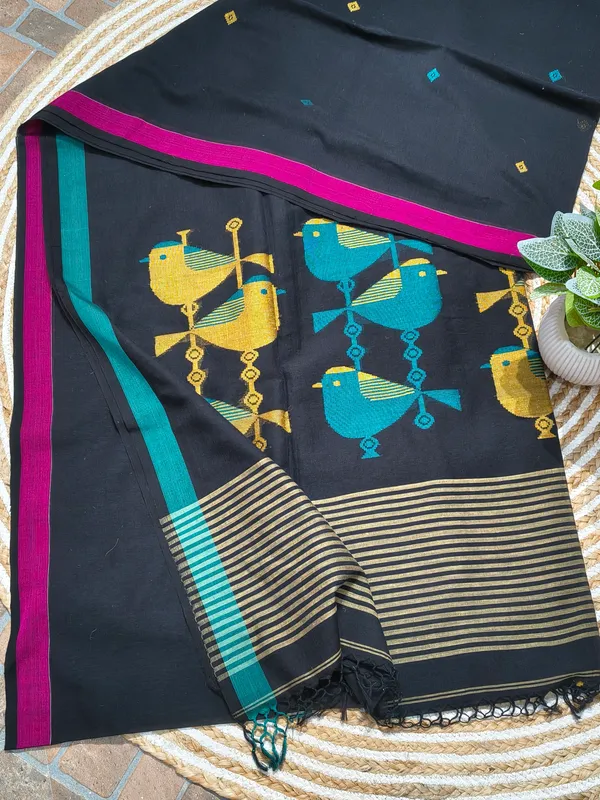 Black_Bird_Motif_Saree_With_Blouse_Piece_For_Women