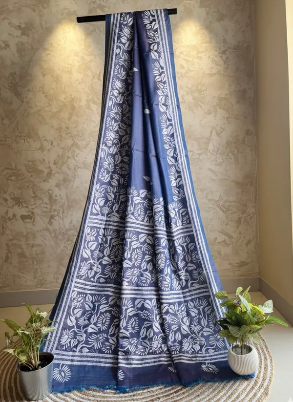 Greyish_Blue_Dual_Tone_Blended_Silk_Kantha_Stitch_Flower_Motif_Saree