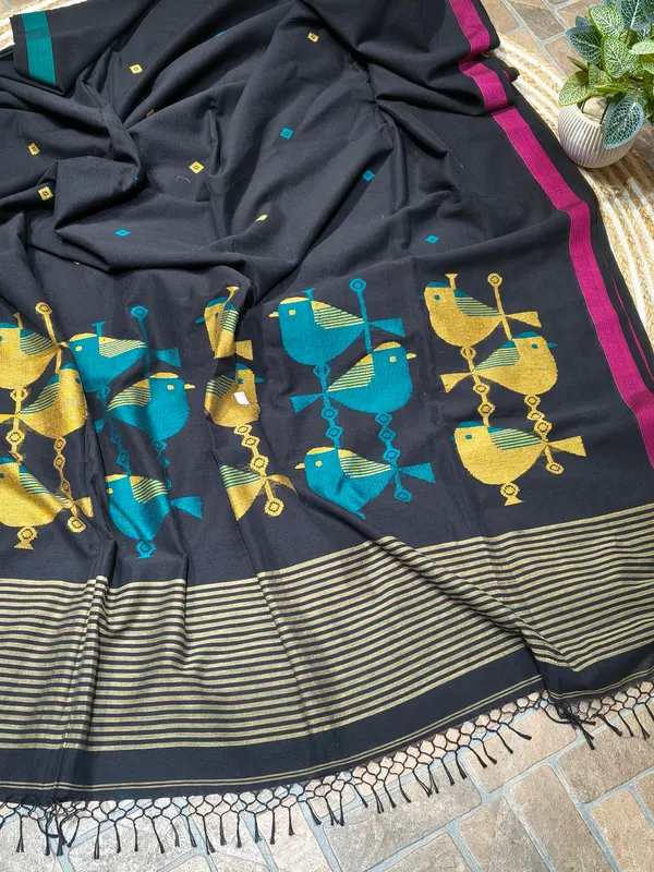 Black_Bird_Motif_Saree_With_Blouse_Piece_For_Women