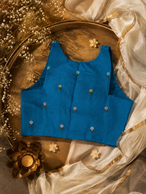 Blue_Saree_With_Textured_Sleeveless_Blouse_for_Women