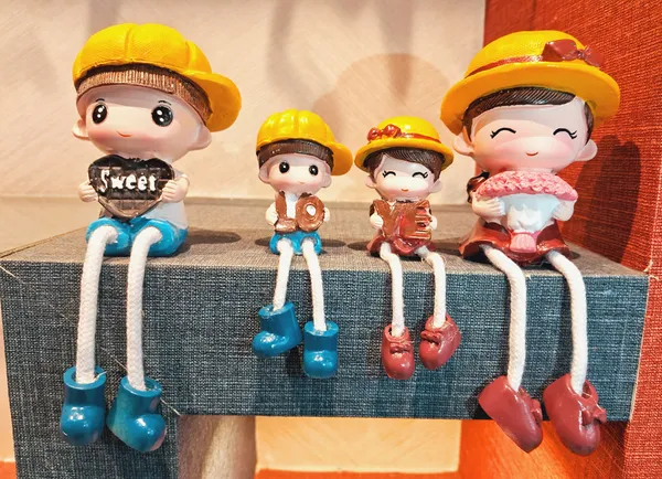 Happy_Family_Statue_Set_Of_4_Yellow_Cap