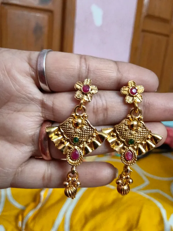 Gold_Alloy_Jhumka_Earrings_For_Women