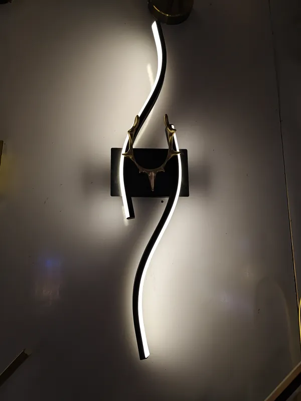 Acrylic_Modern_Curved_Black_LED_Wall_Light