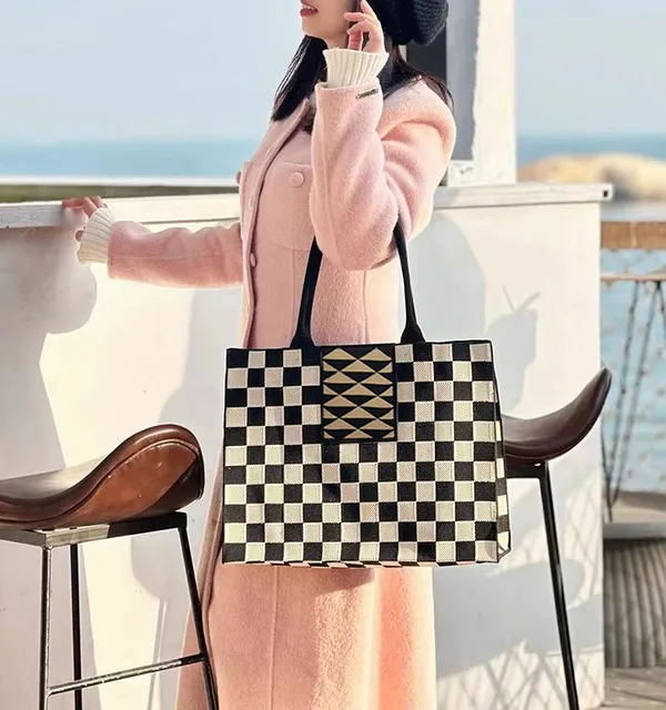Glomex_Checkered_Knit_Tote_Bag
