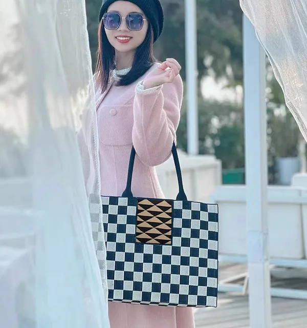 Glomex_Checkered_Knit_Tote_Bag