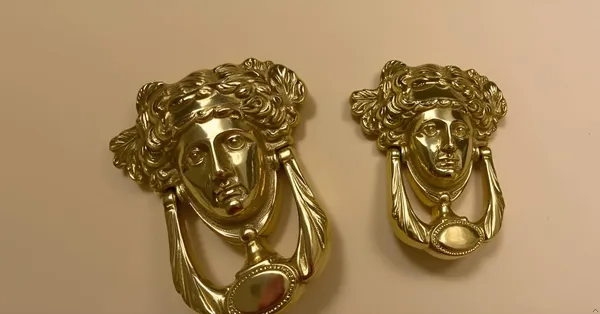 Queen_Door_Knocker_–_Lacquered_Brass_Front_Door_Accessory