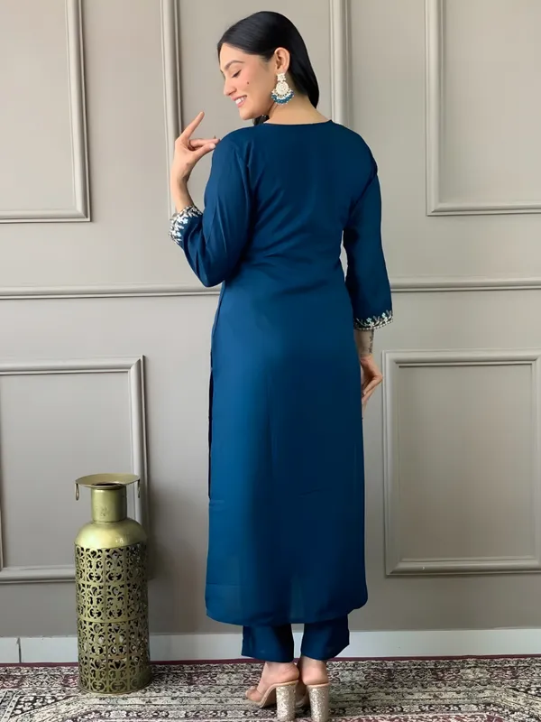 Women_Rayon_Slub_Kurta_Pant_set_with_Digital_Printed_Dupatta