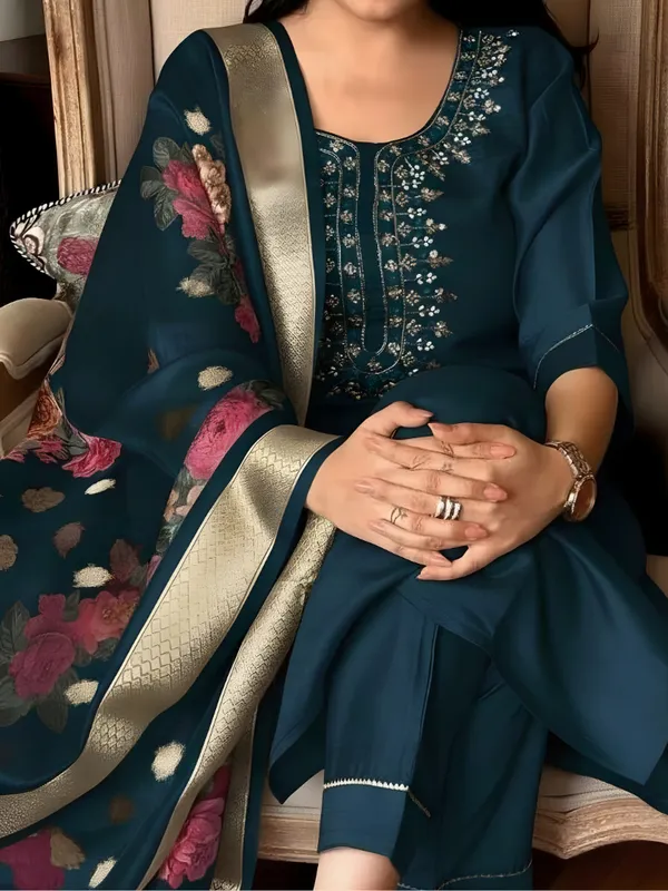 Women_Rayon_Slub_Kurta_Pant_set_with_Digital_Printed_Dupatta