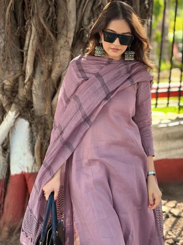 Women_Rayon_Slub_Kurta_Pant_set_with_Digital_Printed_Dupatta