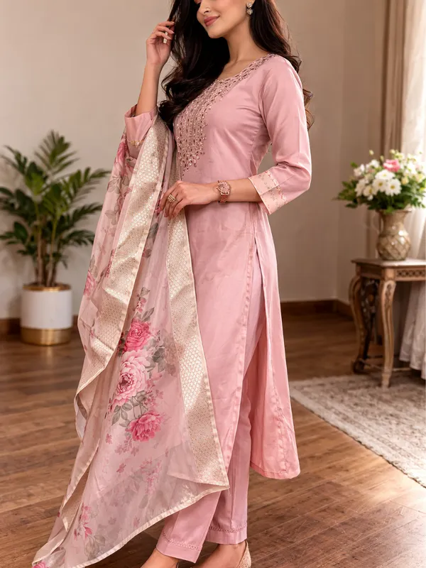 Women_Rayon_Slub_Kurta_Pant_set_with_Digital_Printed_Dupatta