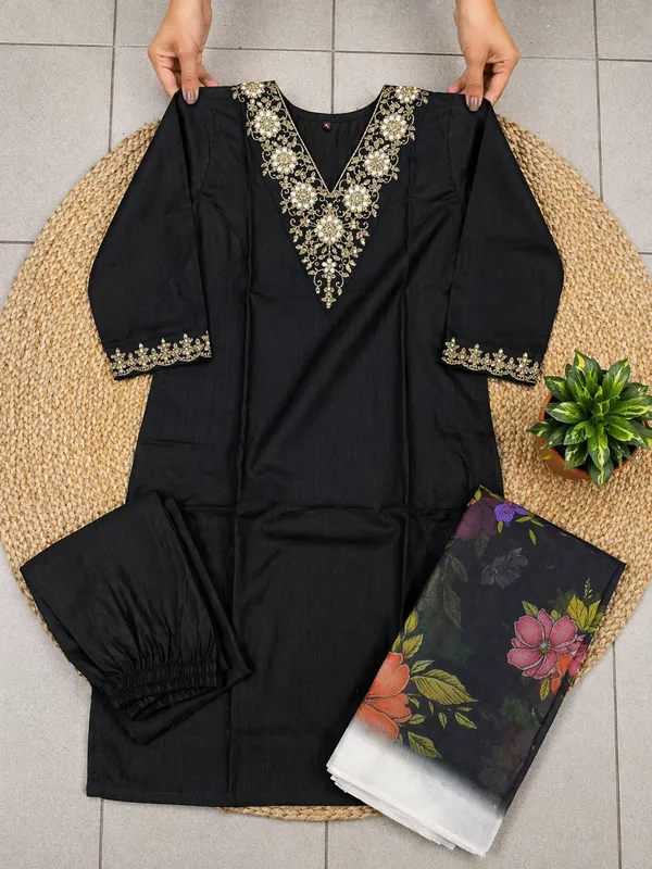 Women_Rayon_Slub_Kurta_Pant_set_with_Digital_Printed_Dupatta
