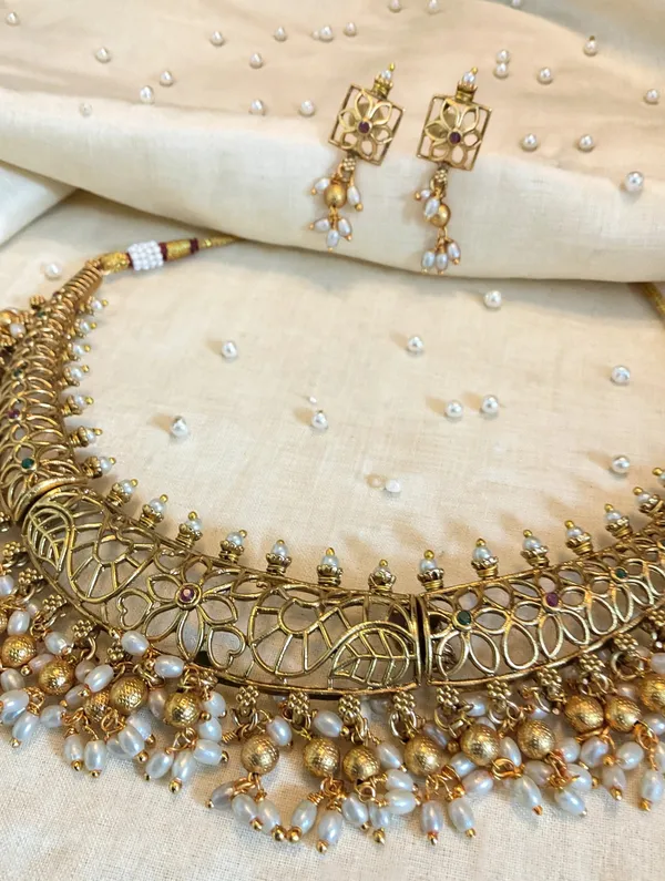 Madiha_Gold-Plated_Pearl_Embellished_Hasli_Necklace_Set
