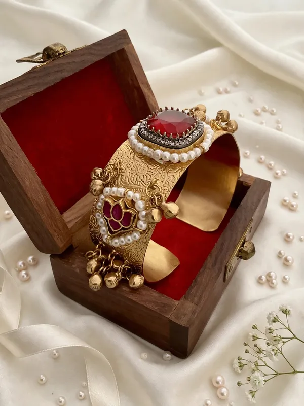 Mohana_Gold_Plated_Paachi_Kundan_Ghungroo_Red_Stone_Hand_Kada