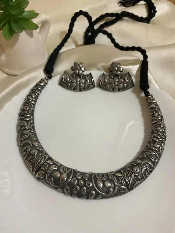 Zoraida_Silver_Plated_Hand_Carved_Brass_Neck_Hasuli_Necklace_With_Earrings