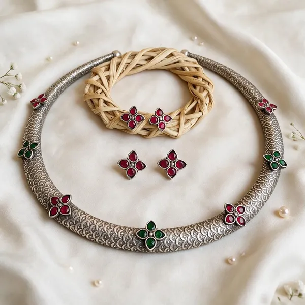 Kripika_Red_And_Green_Flower_Motifs_Handcarved_Silver_Plated_Hasuli_Necklace