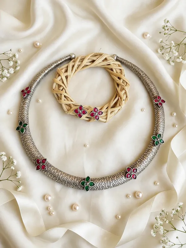 Kripika_Red_And_Green_Flower_Motifs_Handcarved_Silver_Plated_Hasuli_Necklace
